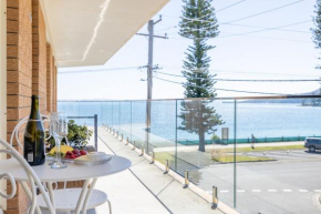 Shoal Towers 5, 11 Shoal Bay Rd - Air Conditioned, WiFi - fantastic location with water views, Shoal Bay